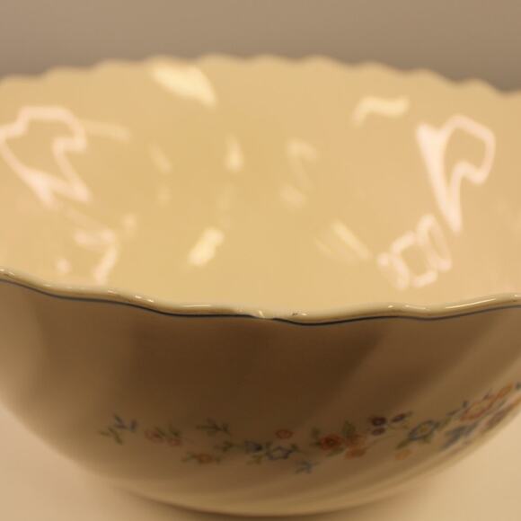 VTG Arcopal Milk Glass Serving Bowl Floral Scalloped Edge Victoria France READ - Picture 3 of 7